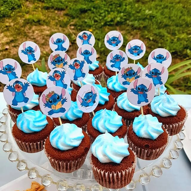 Cupcakes y alfajores personalizados de cumpleaños