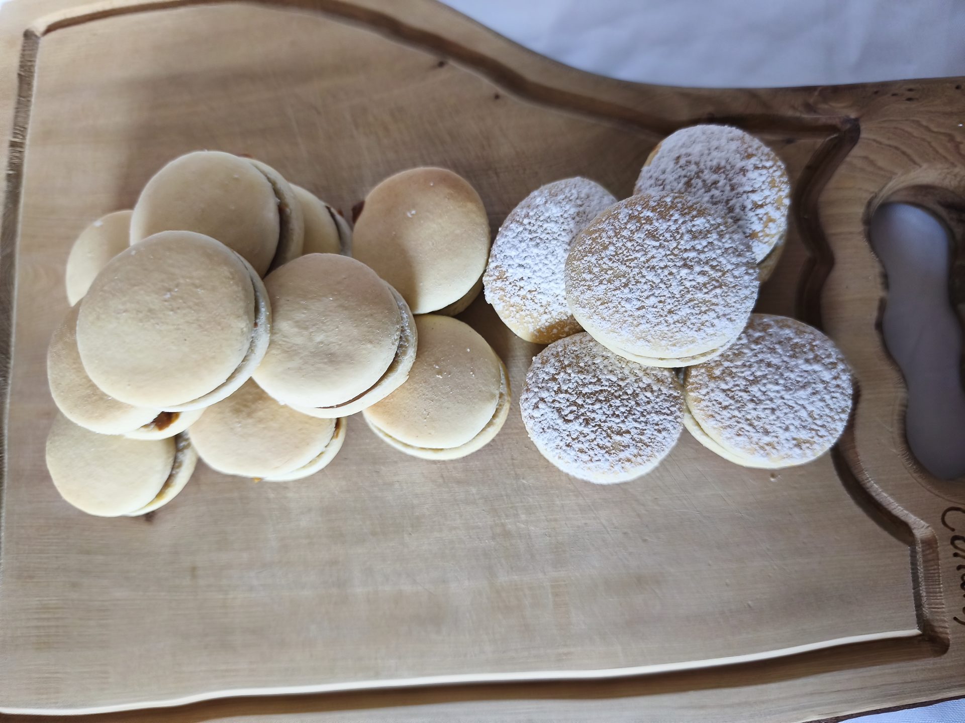 Alfajores de maicena artesanales en tabla de madera
